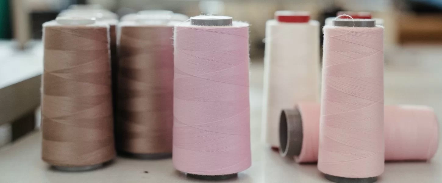 TOPTAN POLYESTER DİKİŞ İPLİKLERİ